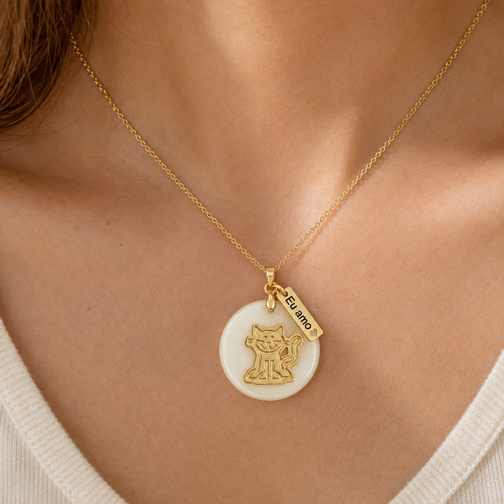 18K Gold-Plated “Eu Amo” Cartoon Cat Charm with Natural White Stone